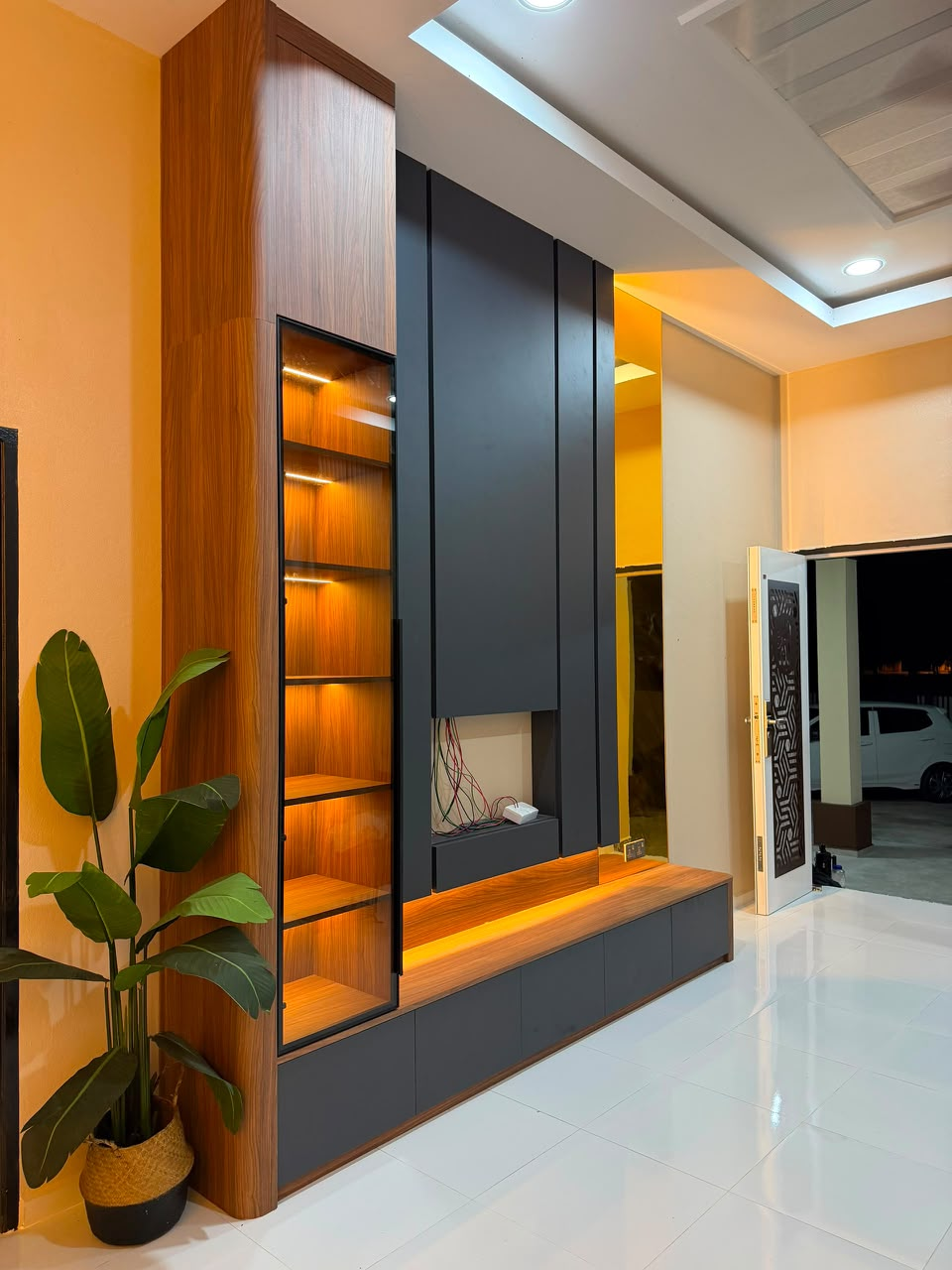 Feature wall TV dengan rak kaca berlampu
