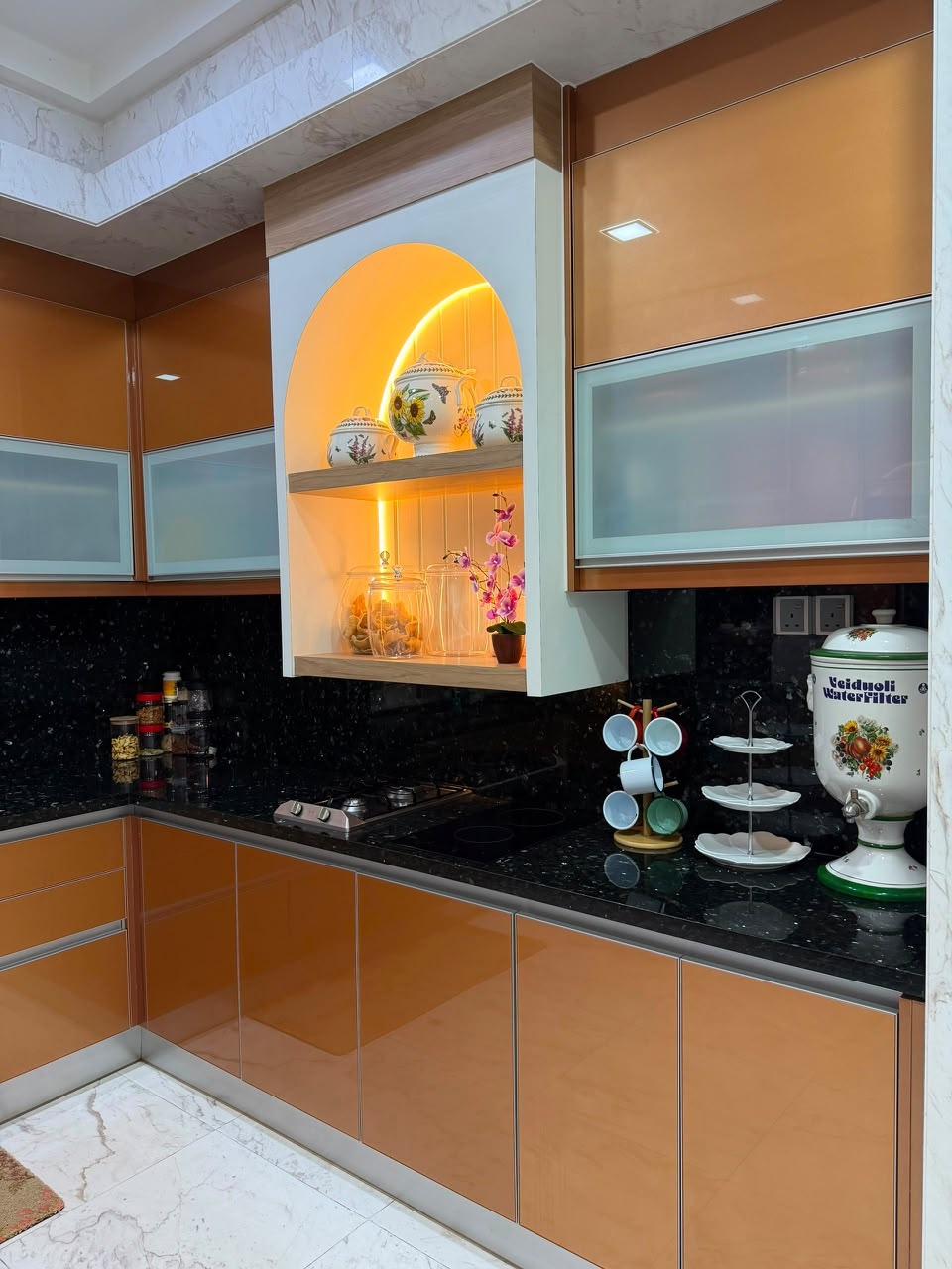Kabinet dapur kilat dengan rak lengkung berlampu