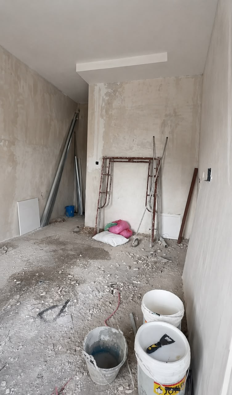 Sebelum — ruang asal sebelum pemasangan kabinet