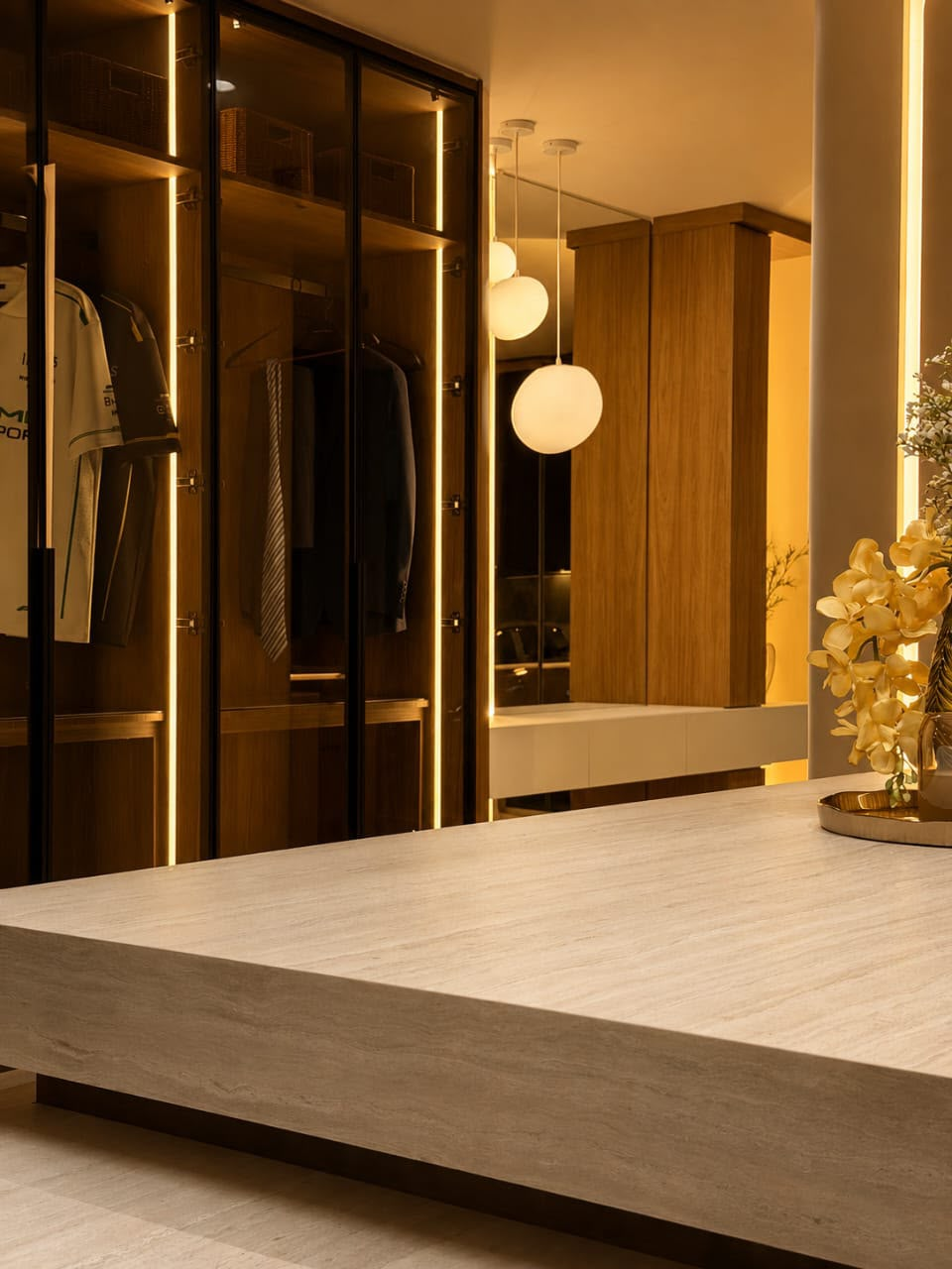 Walk-in wardrobe custom dengan lampu LED dan kaca